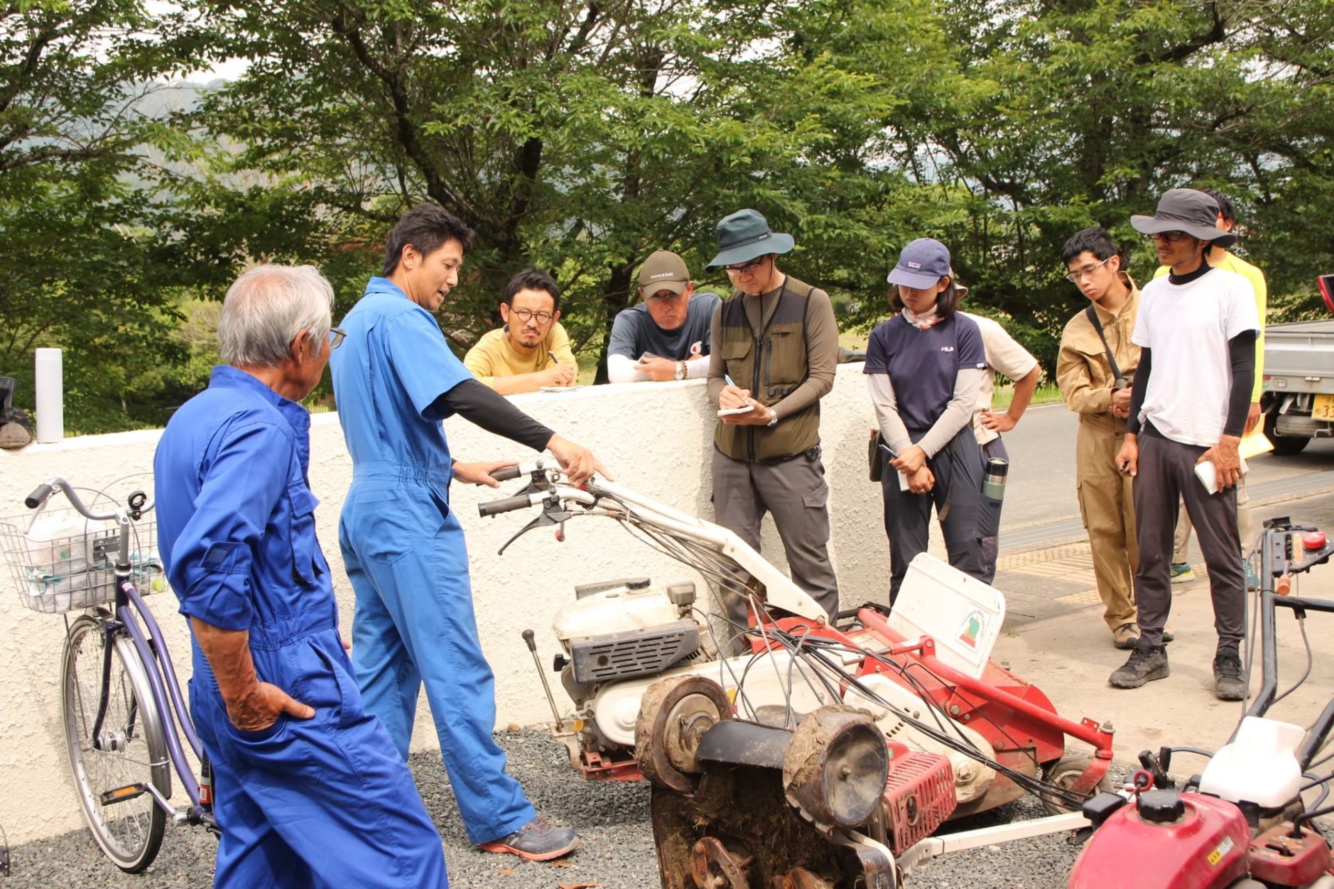 機械講習メンテナンスの講義で説明する高山さん